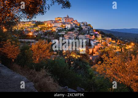 Gordes, ein bekanntes Bergdorf der Provence, das in der Abenddämmerung eines der „schönsten Dörfer Frankreichs“ genannt wird. Vaucluse, Provence-Alpes-Cote d'Azur Stockfoto