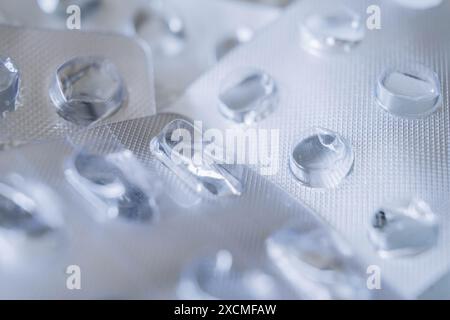 Gebrauchte leere Verpackung von Pillen Nahaufnahme. Viele verschiedene Pille Blister Silber pharmazeutische Verpackungsfolien. Arzneimittelknappheitskonzept. Stockfoto