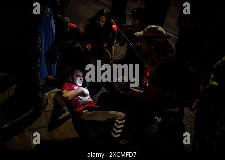 Jerusalem, Israel. Juni 2024. Ein Demonstrant leis am Boden, nachdem er von Polizisten während einer Demonstration in Jerusalem am Montag, den 17. Juni 2024, gestoßen wurde. Israelische Anti-Regierungs-Demonstranten versammelten sich am Montag in Jerusalem, einige stießen mit der Polizei in der Nähe des Hauses von Premierminister Benjamin Netanjahu und forderten neue Wahlen und einen Geiselvertrag mit der Hamas. Netanjahu löste das Kriegskabinett am Sonntag auf, um die Forderungen der rechtsextremen Mitglieder seiner Koalition zu entschärfen, in ein kleines Forum aufgenommen zu werden, das seit dem 7. Oktober die Richtung des Gazastreifkrieges verfolgt. Gutschrift Stockfoto