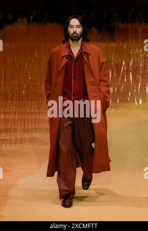 Mailand, Italien. Juni 2024. ZEGNA Frühjahr/Sommer 2025 Laufsteg während der Milan Fashion Week Herrenmode am 2024. Juni - Mailand, Italien 17/06/2024 Credit: dpa/Alamy Live News Stockfoto