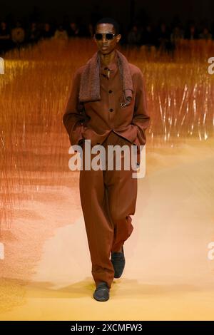 Mailand, Italien. Juni 2024. ZEGNA Frühjahr/Sommer 2025 Laufsteg während der Milan Fashion Week Herrenmode am 2024. Juni - Mailand, Italien 17/06/2024 Credit: dpa/Alamy Live News Stockfoto