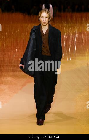 Mailand, Italien. Juni 2024. ZEGNA Frühjahr/Sommer 2025 Laufsteg während der Milan Fashion Week Herrenmode am 2024. Juni - Mailand, Italien 17/06/2024 Credit: dpa/Alamy Live News Stockfoto