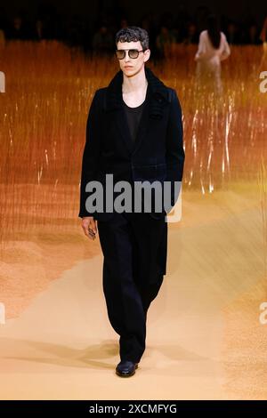 Mailand, Italien. Juni 2024. ZEGNA Frühjahr/Sommer 2025 Laufsteg während der Milan Fashion Week Herrenmode am 2024. Juni - Mailand, Italien 17/06/2024 Credit: dpa/Alamy Live News Stockfoto