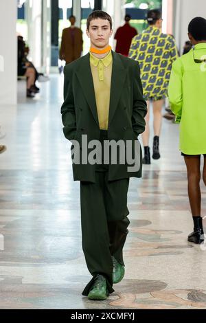 Mailand, Italien. Juni 2024. GUCCI Männer Frühjahr/Sommer 2025 Laufsteg während der Milan Fashion Week Herrenmode am 2024. Juni - Mailand, Italien 17/06/2024 Credit: dpa/Alamy Live News Stockfoto