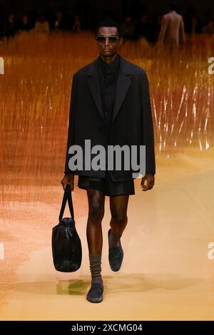 Mailand, Italien. Juni 2024. ZEGNA Frühjahr/Sommer 2025 Laufsteg während der Milan Fashion Week Herrenmode am 2024. Juni - Mailand, Italien 17/06/2024 Credit: dpa/Alamy Live News Stockfoto