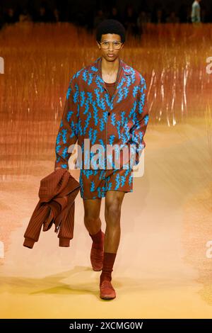 Mailand, Italien. Juni 2024. ZEGNA Frühjahr/Sommer 2025 Laufsteg während der Milan Fashion Week Herrenmode am 2024. Juni - Mailand, Italien 17/06/2024 Credit: dpa/Alamy Live News Stockfoto