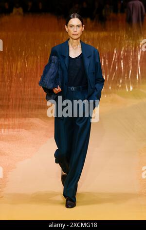 Mailand, Italien. Juni 2024. ZEGNA Frühjahr/Sommer 2025 Laufsteg während der Milan Fashion Week Herrenmode am 2024. Juni - Mailand, Italien 17/06/2024 Credit: dpa/Alamy Live News Stockfoto