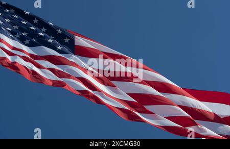 Sandusky, Ohio, USA / 13. Juni 2024 - die amerikanische Flagge am Eingang zum Cedar Park Ohio Stockfoto