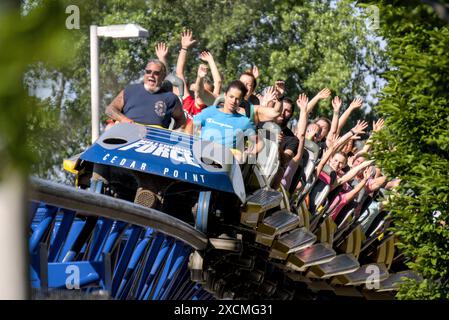 Sandusky, Ohio, USA / 13. Juni 2024 - Menschen mit Händen in der Luft auf der Millennium Force Achterbahn in Cedar Point Sandusky, Ohio Stockfoto