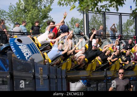 Sandusky, Ohio, USA / 13. Juni 2024 - Menschen mit Händen in der Luft auf der Millennium Force Achterbahn in Cedar Point Sandusky, Ohio Stockfoto