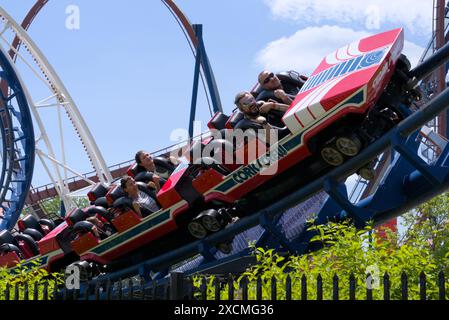 Sandusky, Ohio, USA / 13. Juni 2024 - die Cork Screw Achterbahn im Cedar Park, Sandusky, Ohio. USA Stockfoto