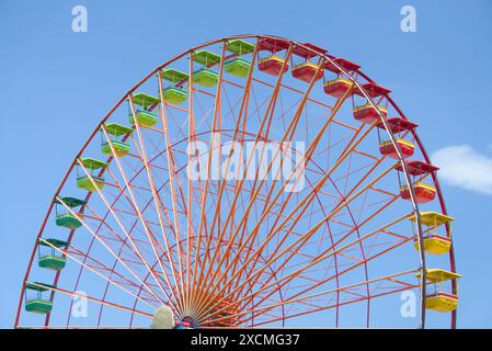 Leeres, farbenfrohes Rad am blauen Himmel in Cedar Point, Sandusky, USA Stockfoto