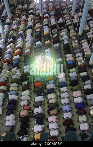 Dhaka, Bangladesch. Juni 2024. Die Gemeinde Eid-ul-Adha wurde in der Baitul Mukarram National Mosque abgehalten. Am 17. Juni, um 7 Uhr morgens, wurden zwei Rakat-Wadschib-Gebete unter Beteiligung tausender Gläubiger Muslime durchgeführt. (Foto: Tahsin Ahmed/Pacific Press) Credit: Pacific Press Media Production Corp./Alamy Live News Stockfoto