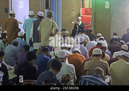 Dhaka, Bangladesch. Juni 2024. Die Gemeinde Eid-ul-Adha wurde in der Baitul Mukarram National Mosque abgehalten. Am 17. Juni, um 7 Uhr morgens, wurden zwei Rakat-Wadschib-Gebete unter Beteiligung tausender Gläubiger Muslime durchgeführt. (Foto: Tahsin Ahmed/Pacific Press) Credit: Pacific Press Media Production Corp./Alamy Live News Stockfoto