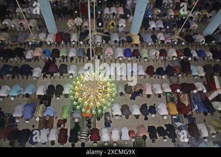 Dhaka, Bangladesch. Juni 2024. Die Gemeinde Eid-ul-Adha wurde in der Baitul Mukarram National Mosque abgehalten. Am 17. Juni, um 7 Uhr morgens, wurden zwei Rakat-Wadschib-Gebete unter Beteiligung tausender Gläubiger Muslime durchgeführt. (Foto: Tahsin Ahmed/Pacific Press) Credit: Pacific Press Media Production Corp./Alamy Live News Stockfoto