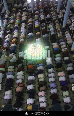 Dhaka, Dhaka, Bangladesch. Juni 2024. Die Gemeinde Eid-ul-Adha wurde in der Baitul Mukarram National Mosque abgehalten. Am 17. Juni, um 7 Uhr morgens, wurden zwei Rakat-Wadschib-Gebete unter Beteiligung tausender Gläubiger Muslime durchgeführt. (Kreditbild: © Tahsin Ahmed/Pacific Press via ZUMA Press Wire) NUR REDAKTIONELLE VERWENDUNG! Nicht für kommerzielle ZWECKE! Stockfoto