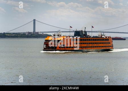 New York, NY - USA - 7. Juni 2024 der legendäre MV Samuel I. Newhouse, der in Orange und Schwarz gehalten ist, navigiert anmutig durch New York City. Stockfoto
