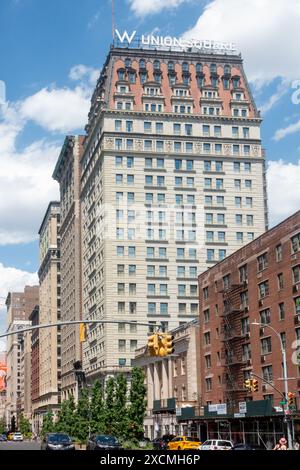 New York, NY – USA – 7. Juni 2024 das im Beaux-Arts-Stil gestaltete W New York Union Square, ein 21-stöckiges Boutique-Hotel mit 270 Zimmern, strahlt Eleganz im belebten i aus Stockfoto