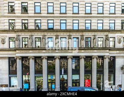 New York, NY – USA – 7. Juni 2024 das American Surety Building steht wie ein früherer Wolkenkratzer im Finanzviertel von Manhattan und verschmilzt mit historischen Elementen Stockfoto