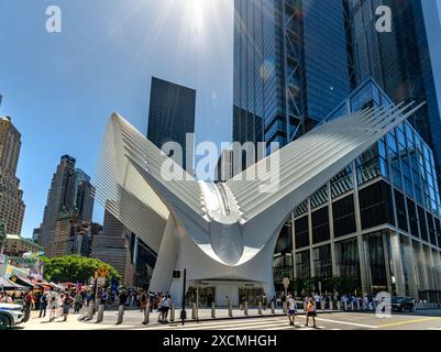 New York, NY – USA – 7. Juni 2024 Besucher schlendern am weißen Marmor Oculus vorbei, wo Calatravas architektonisches Wunderwerk seine geschwungenen Stützen ausbreitet Stockfoto