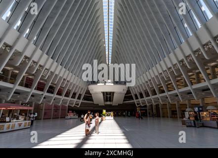 New York, NY – USA – 7. Juni 2024 Besucher schlendern durch Santiago Calatrava's weißen Marmor Oculus and Transportation Hub und bewundern den hoch aufragenden Bogen Stockfoto