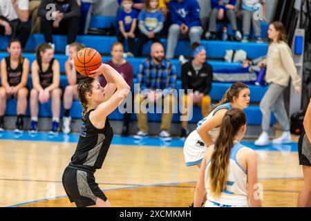 Ein Blackhawk Christian-Spieler versucht einen Freiwurf während eines Basketballspiels für Mädchen im Lakewood Park Christian in der Nähe von Auburn, Indiana, USA. Stockfoto