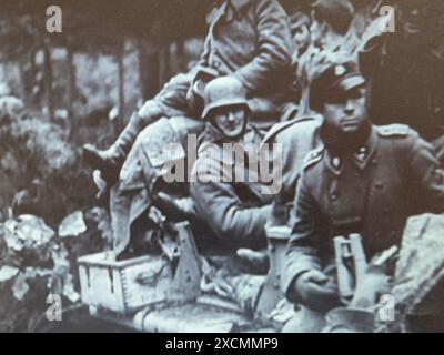 World war Two s&W Screenshot Foto . Deutsche Truppen der SS-Division Leibstandarte rücken während der Ardenschlacht in Belgien im Dezember 1944 vor Stockfoto