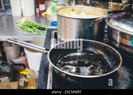 Charkiw, Ukraine, 17. Juni 2024 Nahaufnahme der Arbeit in der Küche von Freiwilligen der Wohltätigkeitsorganisation Palyanica, die verschiedene Arten von vorbereiten Stockfoto