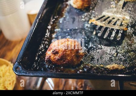 Charkiw, Ukraine, 17. Juni 2024 Nahaufnahme der Arbeit in der Küche von Freiwilligen der Wohltätigkeitsorganisation Palyanica, die verschiedene Arten von vorbereiten Stockfoto