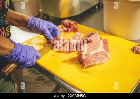 Charkiw, Ukraine, 17. Juni 2024 Nahaufnahme der Arbeit in der Küche von Freiwilligen der Wohltätigkeitsorganisation Palyanica, die verschiedene Arten von vorbereiten Stockfoto