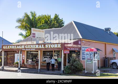 Glenreagh Laden in diesem australischen Dorf im Clarence Valley mit älteren Menschen, die das Geschäft betreten, New South Wales, Australien Stockfoto