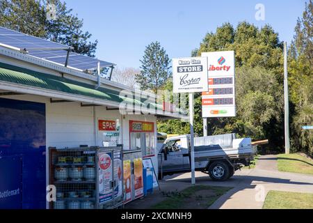 Nana Glen, australisches historisches Dorf in der Stadt Coffs Harbour im Orara Valley, örtlicher SPAR Supermarkt, Schlachtschiff und Tankstelle, NSW, Australien Stockfoto