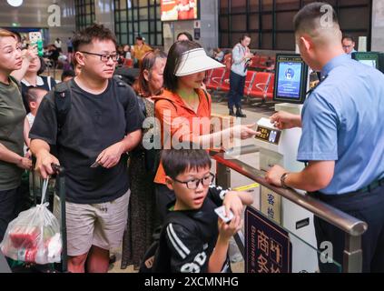 **CHINESISCHES FESTLAND, HONGKONG, MACAU UND TAIWAN OUT** der erste Hochgeschwindigkeits-Schlafzug von Peking nach Hongkong ist bereit für die Abfahrt in Peking Stockfoto