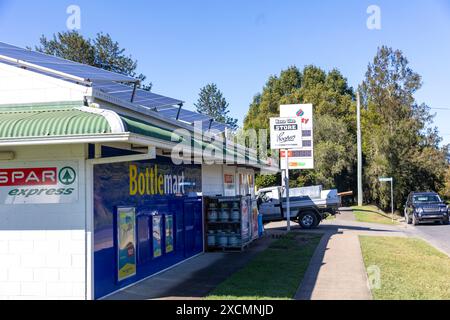 Nana Glen, australisches historisches Dorf in der Stadt Coffs Harbour im Orara Valley, örtlicher SPAR Supermarkt, Schlachtschiff und Tankstelle, NSW, Australien Stockfoto