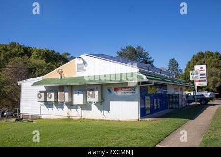 Nana Glen, australisches historisches Dorf in der Stadt Coffs Harbour im Orara Valley, örtlicher SPAR Supermarkt, Schlachtschiff und Tankstelle, NSW, Australien Stockfoto