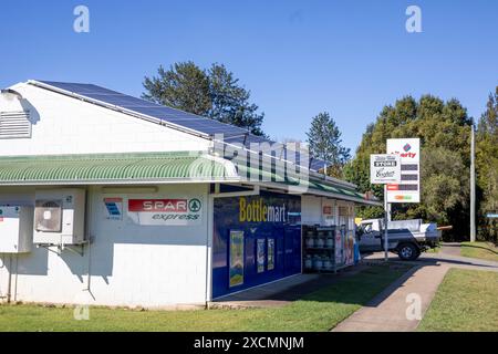 Nana Glen, australisches historisches Dorf in der Stadt Coffs Harbour im Orara Valley, örtlicher SPAR Supermarkt, Schlachtschiff und Tankstelle, NSW, Australien Stockfoto