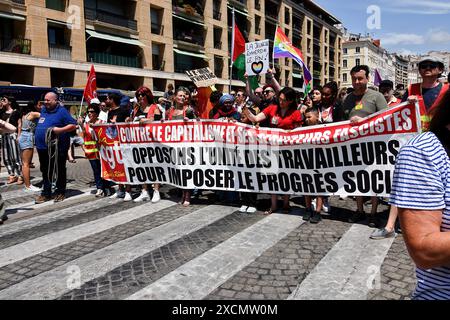 Marseille, Frankreich. Juni 2024. Die Demonstranten halten während der Demonstration ein Banner und Fahnen. Auf Aufruf linker Kräfte und zahlreicher Gewerkschaften demonstrieren Tausende von Menschen gegen die extreme Rechte und die "Rassemblement National" (RN) von Marine Le Pen und Jordan Bardella. (Credit Image: © Gerard Bottino/SOPA Images via ZUMA Press Wire) NUR REDAKTIONELLE VERWENDUNG! Nicht für kommerzielle ZWECKE! Stockfoto