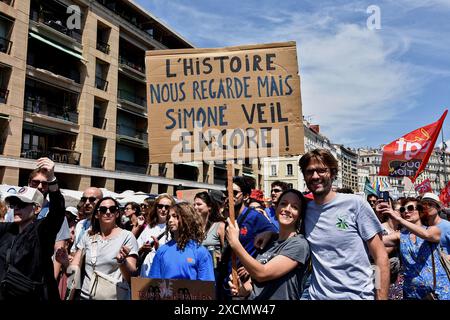 Marseille, Frankreich. Juni 2024. Ein Demonstrant hält ein Plakat, das seine Meinung während der Demonstration zum Ausdruck bringt. Auf Aufruf linker Kräfte und zahlreicher Gewerkschaften demonstrieren Tausende von Menschen gegen die extreme Rechte und die "Rassemblement National" (RN) von Marine Le Pen und Jordan Bardella. (Credit Image: © Gerard Bottino/SOPA Images via ZUMA Press Wire) NUR REDAKTIONELLE VERWENDUNG! Nicht für kommerzielle ZWECKE! Stockfoto