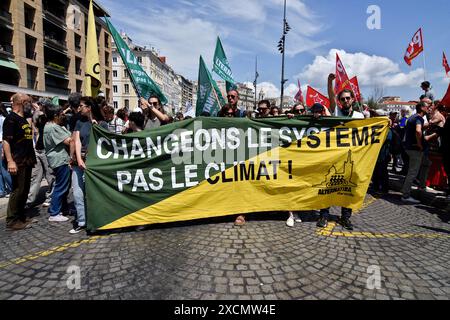 Marseille, Frankreich. Juni 2024. Die Demonstranten halten während der Demonstration ein Banner und Fahnen. Auf Aufruf linker Kräfte und zahlreicher Gewerkschaften demonstrieren Tausende von Menschen gegen die extreme Rechte und die "Rassemblement National" (RN) von Marine Le Pen und Jordan Bardella. (Credit Image: © Gerard Bottino/SOPA Images via ZUMA Press Wire) NUR REDAKTIONELLE VERWENDUNG! Nicht für kommerzielle ZWECKE! Stockfoto