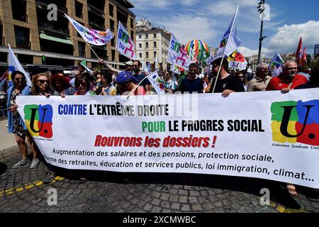 Marseille, Frankreich. Juni 2024. Die Demonstranten halten während der Demonstration ein Banner und Fahnen. Auf Aufruf linker Kräfte und zahlreicher Gewerkschaften demonstrieren Tausende von Menschen gegen die extreme Rechte und die "Rassemblement National" (RN) von Marine Le Pen und Jordan Bardella. (Credit Image: © Gerard Bottino/SOPA Images via ZUMA Press Wire) NUR REDAKTIONELLE VERWENDUNG! Nicht für kommerzielle ZWECKE! Stockfoto