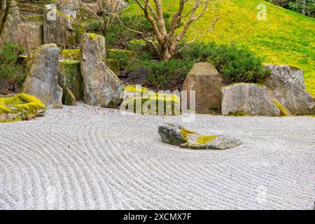 Zen Garten, traditionell geharkte Kiesel, japanischer Garten, Gärten der Welt, Berlin, Deutschland mcpins *** Zen-Garten, traditionelles Harkenholz, J Stockfoto