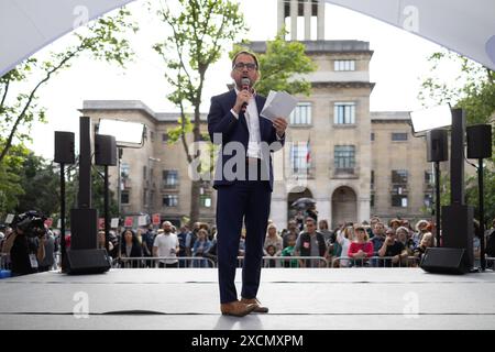 Patrice Bessac, Bürgermeister von Montreuil, traf am 17. Juni 2024 auf dem Place Jean-Jaures in Montreuil, nahe Paris, auf einem Wahlkampftreffen unter freiem Himmel die Volksfront (NFP) mit der Zivilgesellschaft der Wahlkoalition linker Parteien unter dem Namen Nouveau Front Populaire (neue Volksfront). Foto: Raphael Lafargue/ABACAPRESS. KOM Stockfoto