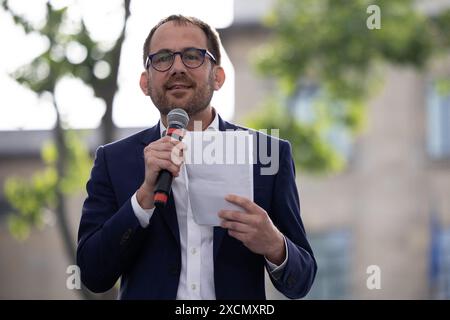 Montreuil, Frankreich. Juni 2024. Patrice Bessac, Bürgermeister von Montreuil, traf am 17. Juni 2024 auf dem Place Jean-Jaures in Montreuil, nahe Paris, auf einem Wahlkampftreffen unter freiem Himmel die Volksfront (NFP) mit der Zivilgesellschaft der Wahlkoalition linker Parteien unter dem Namen Nouveau Front Populaire (neue Volksfront). Foto: Raphael Lafargue/ABACAPRESS. COM Credit: Abaca Press/Alamy Live News Stockfoto