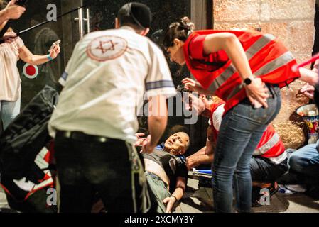 Jerusalem, Israel. Juni 2024. Ärzte unterstützen verletzte Demonstranten während einer regierungsfeindlichen Kundgebung vor dem Haus des israelischen Premierministers Benjamin Netanjahu. Quelle: Ilia Yefimovich/dpa/Alamy Live News Stockfoto