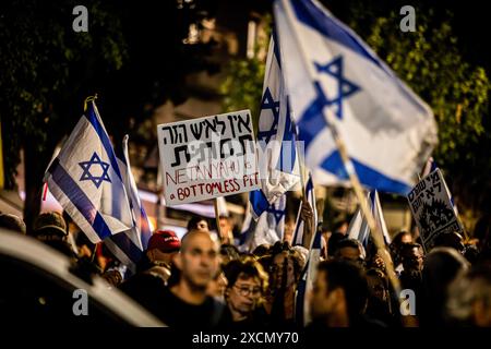 Der Protestor hält während einer Demonstration ein Anti-Netanjahu-Plakat. Israelische Anti-Regierungs-Demonstranten versammelten sich in Jerusalem, einige stießen mit der Polizei in der Nähe des Hauses von Premierminister Benjamin Netanjahu und forderten neue Wahlen und einen Geiselvertrag mit der Hamas. Netanjahu löste das Kriegskabinett am Sonntag auf, um die Forderungen der rechtsextremen Mitglieder seiner Koalition zu entschärfen, in ein kleines Forum aufgenommen zu werden, das seit dem 7. Oktober die Richtung des Gazastreifkrieges verfolgt. (Foto: Eyal Warshavsky/SOPA Images/SIPA USA) Stockfoto