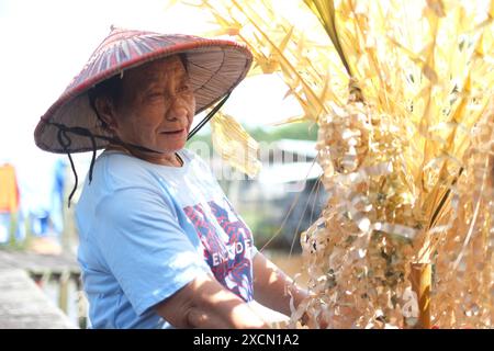 Ein Mann bereitet traditionelle Requisiten für das Serahang-Ritual von Melanau während des Kaul Festivals vor Stockfoto