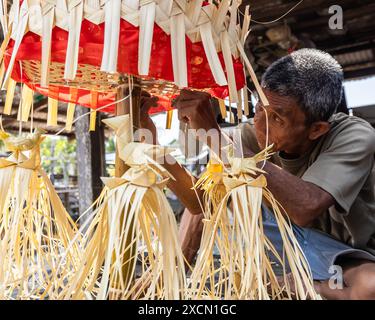 Ein Mann bereitet traditionelle Requisiten für das Serahang-Ritual von Melanau während des Kaul Festivals vor Stockfoto
