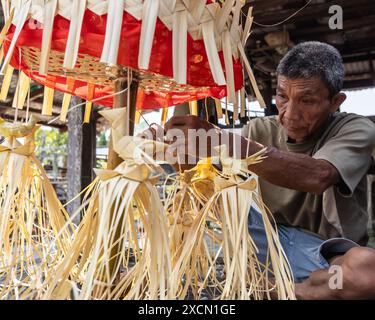 Ein Mann bereitet traditionelle Requisiten für das Serahang-Ritual von Melanau während des Kaul Festivals vor Stockfoto
