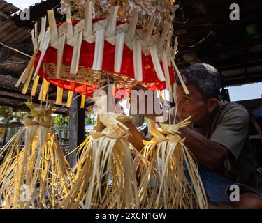 Ein Mann bereitet traditionelle Requisiten für das Serahang-Ritual von Melanau während des Kaul Festivals vor Stockfoto