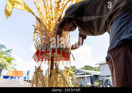 Ein Mann bereitet traditionelle Requisiten für das Serahang-Ritual von Melanau während des Kaul Festivals vor Stockfoto
